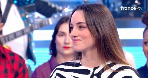 Sandy, la maestro de N'oubliez pas les paroles, dévoile le petit geste de Nagui entre les émissions : "Il est d'un grand soutien"