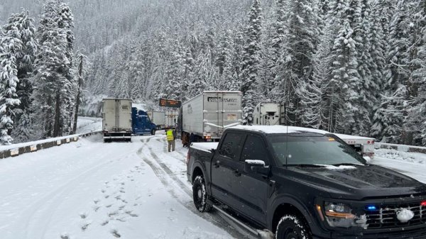 Both directions of I-90 at Snoqualmie Pass closed due to crashes, spinouts